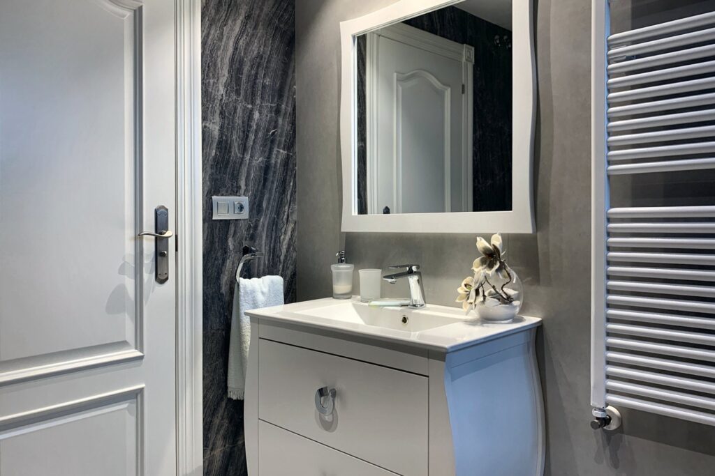 Mueble de lavabo del baño de cortesía
