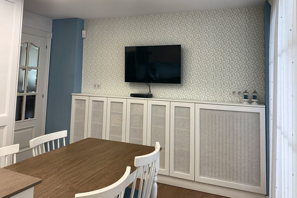Mueble bajo con celosías en la cocina