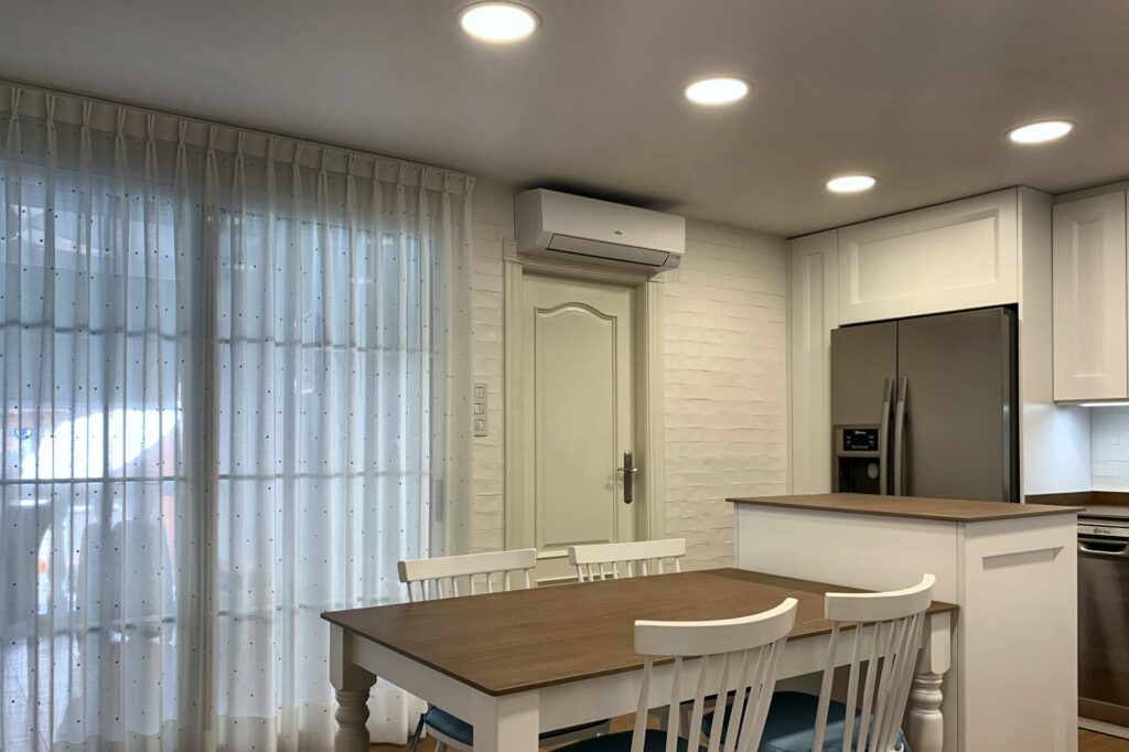 Mesa de cocina y salida a la terraza