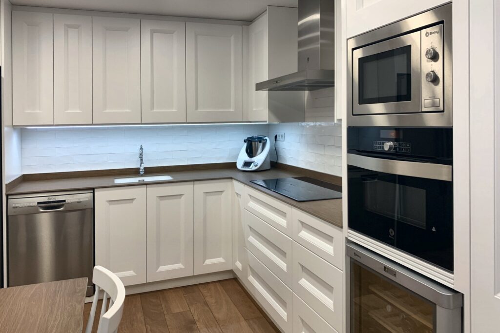 Columnas de hornos con vinoteca integrada