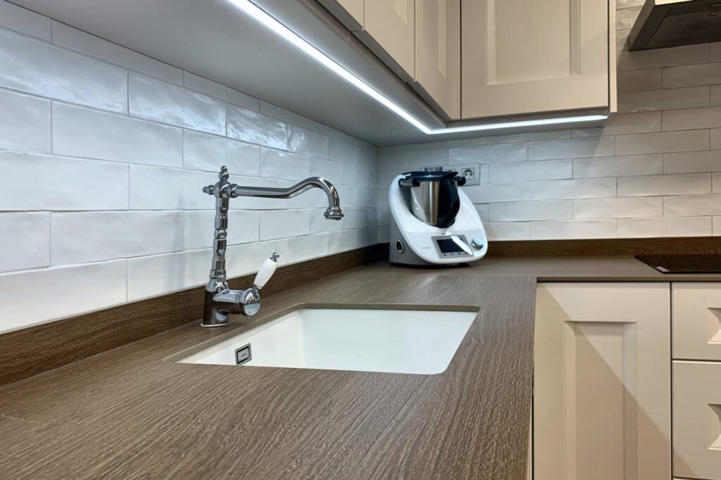 Fregadero bajo encimera con LED bajo los muebles altos