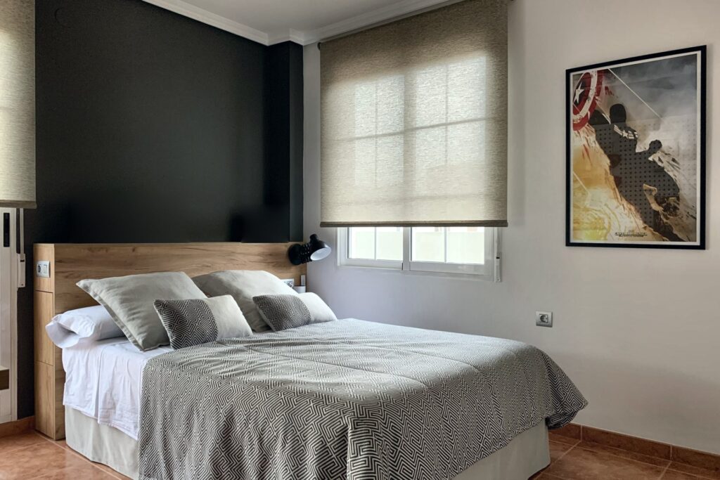 Dormitorio con cabecero de madera a medida