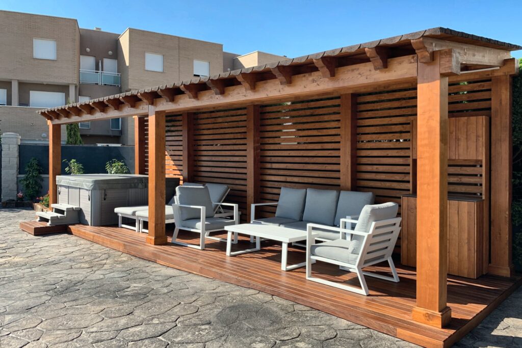 Porche de madera junto a la piscina