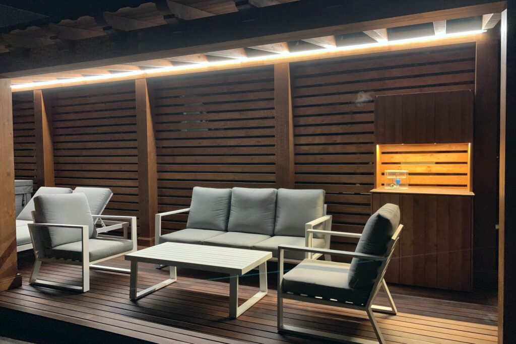 Porche de madera iluminado con LED