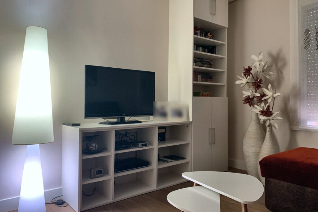 Salita con mueble de TV y columna a medida