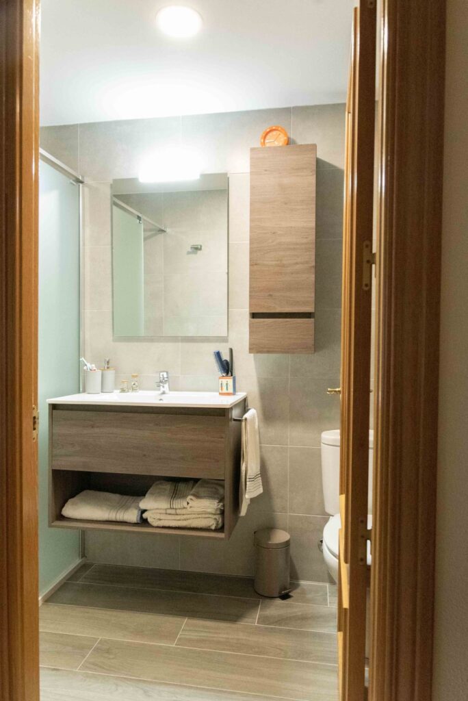 Baño con mueble de lavabo en roble