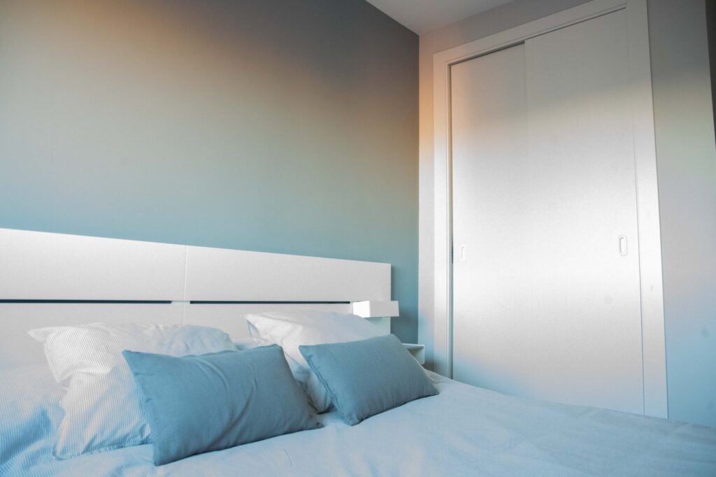 Dormitorio con suelo laminado en roble