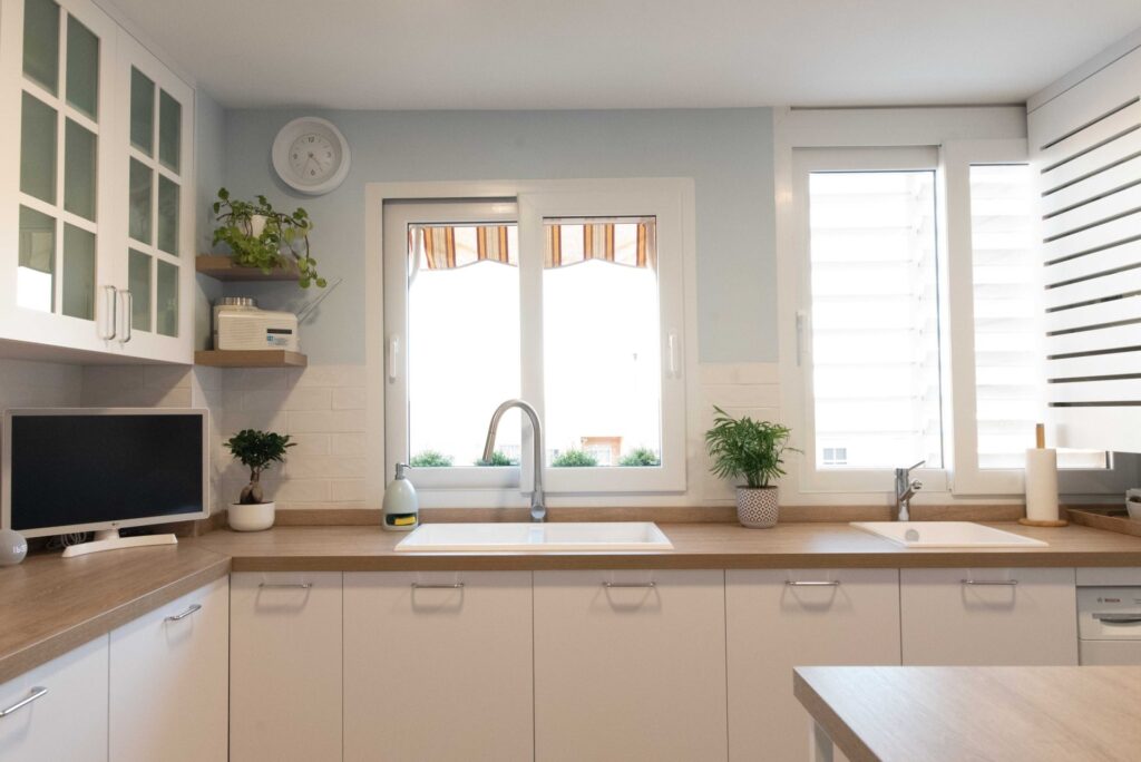 Fregadero bajo la ventana y encimera efecto roble