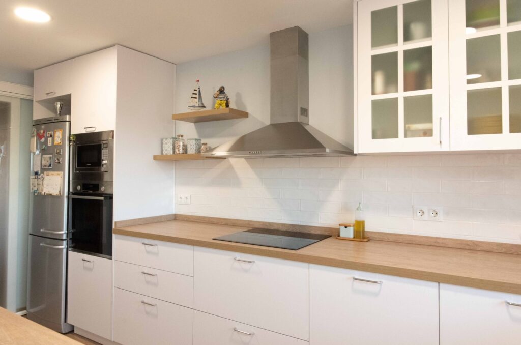 Lateral de la cocina con campana y vitrinas