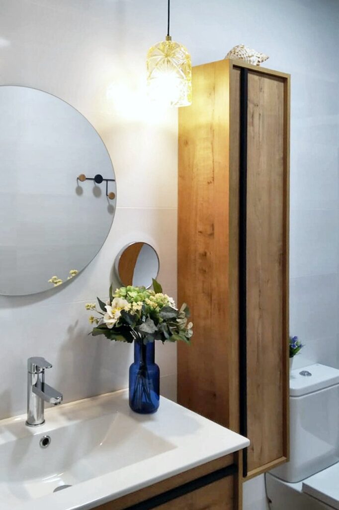 Mueble de lavabo en roble con columna