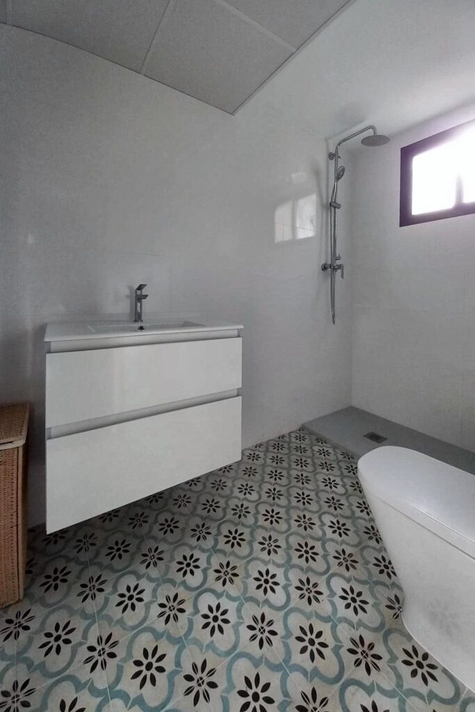 Baño reformado con plato de ducha y mueble suspendido