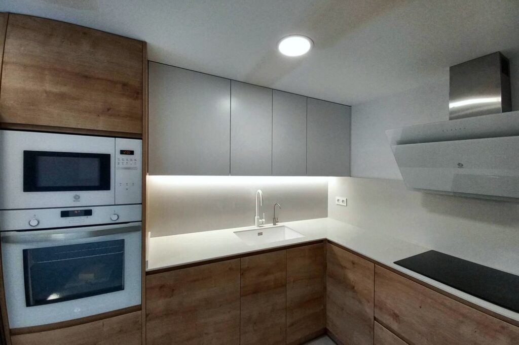 Columna de horno y microondas junto a los altos lacados