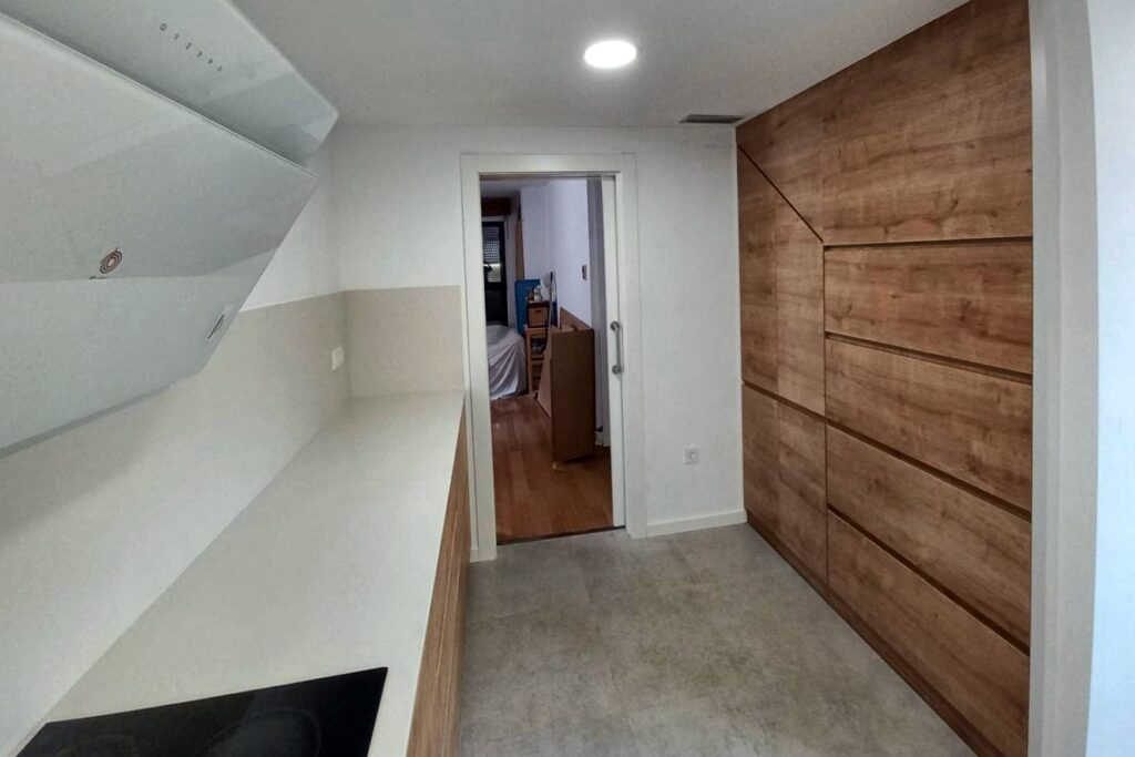 Revestimiento de madera con la despensa y la puerta corredera