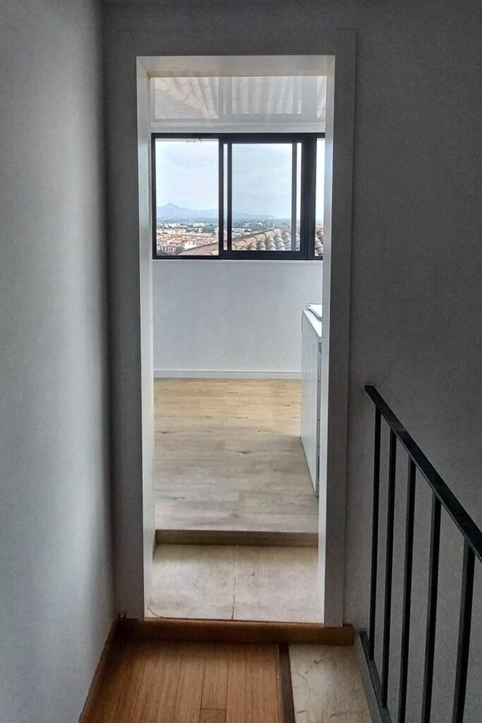 Acceso a la terraza cerrada desde la escalera