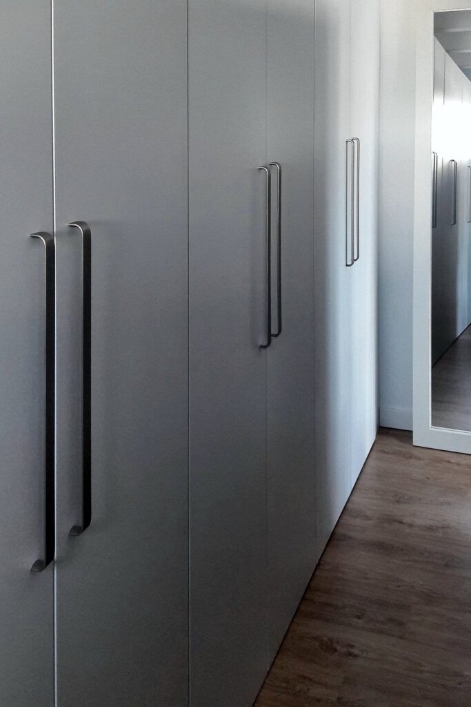 Armario de 4,3 m con puertas lacadas en blanco