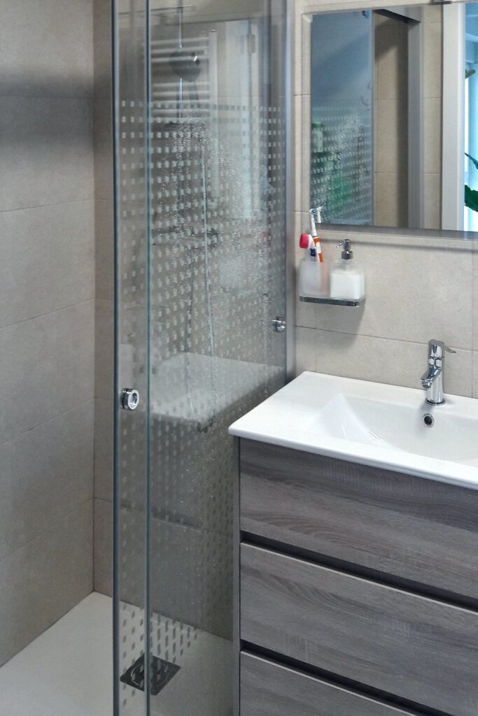 Baño nuevo con plato de ducha y mueble de lavabo