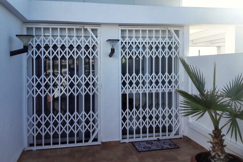 Puertas a la terraza con rejas extensibles