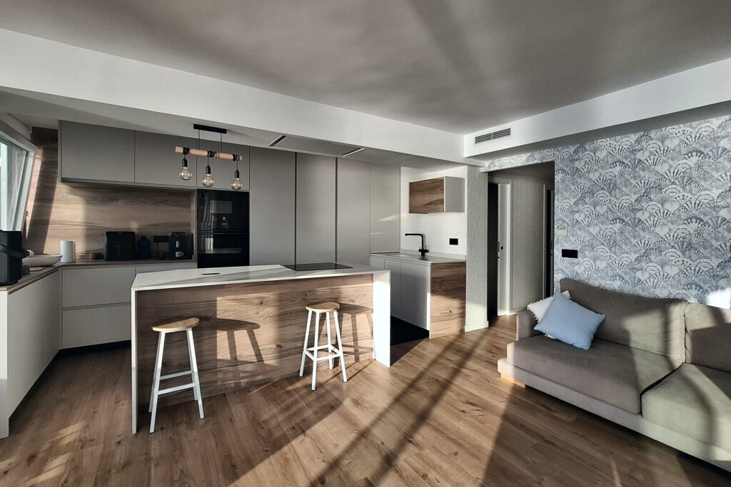 Cocina abierta al salón con isla