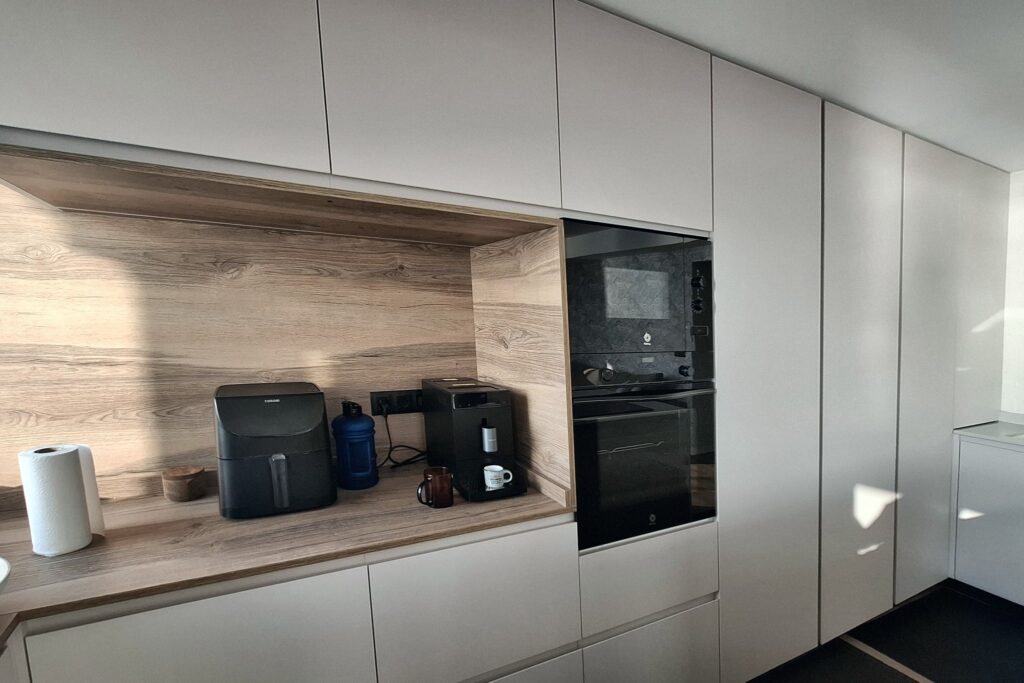 Columnas de cocina con hornacina en madera