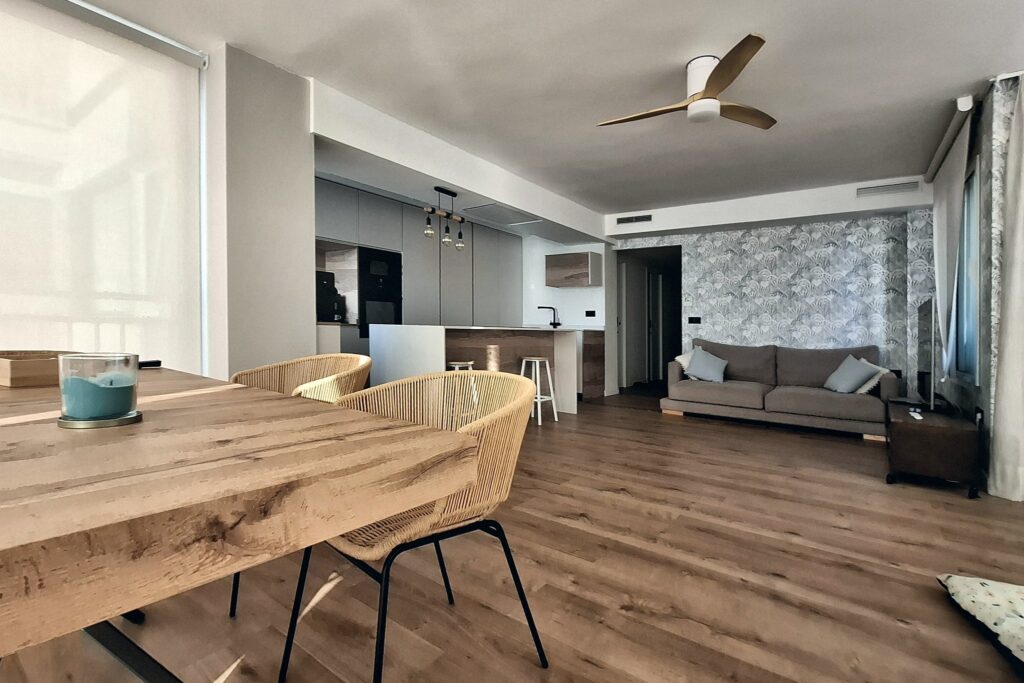 Comedor con vista a la cocina y el salón