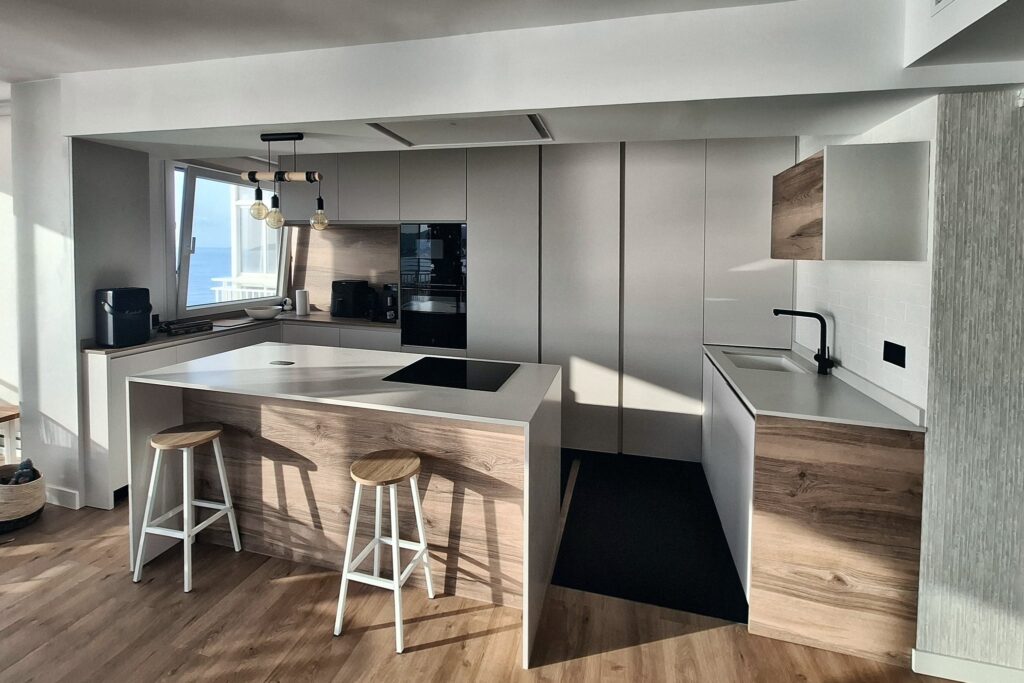 Isla de cocina con placa de inducción