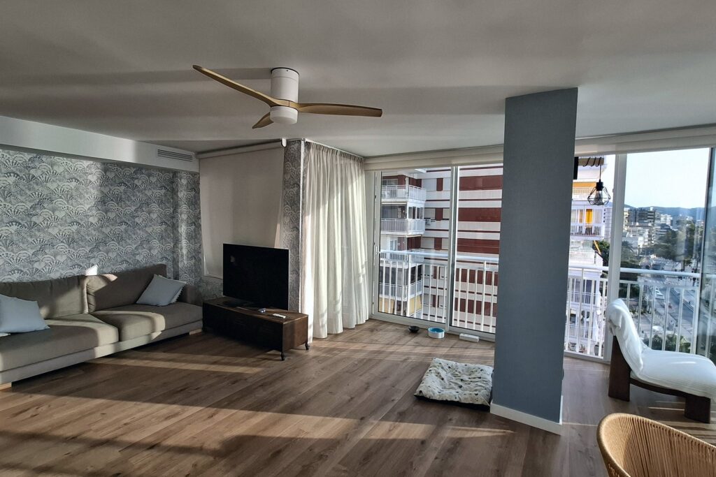 Salón con suelo laminado y ventanal