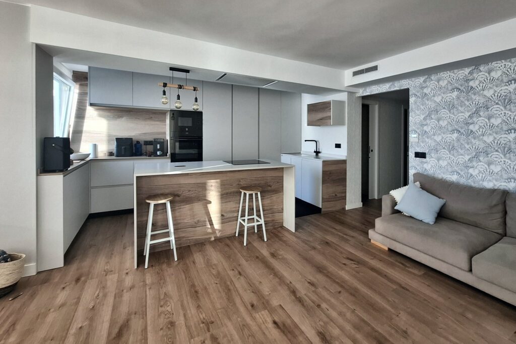 Salón con cocina abierta e isla de madera