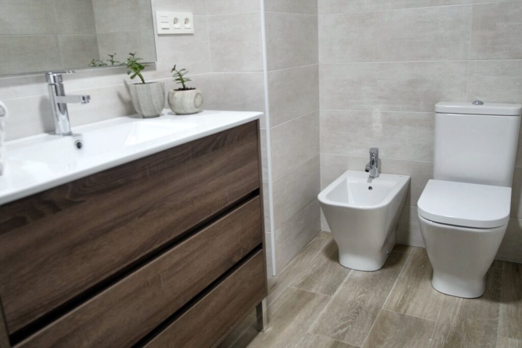 Baño con mueble de lavabo de madera