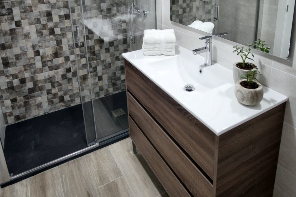 Baño con plato de ducha y mampara