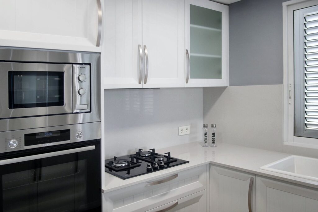 Cocina con columna de hornos y placa de gas