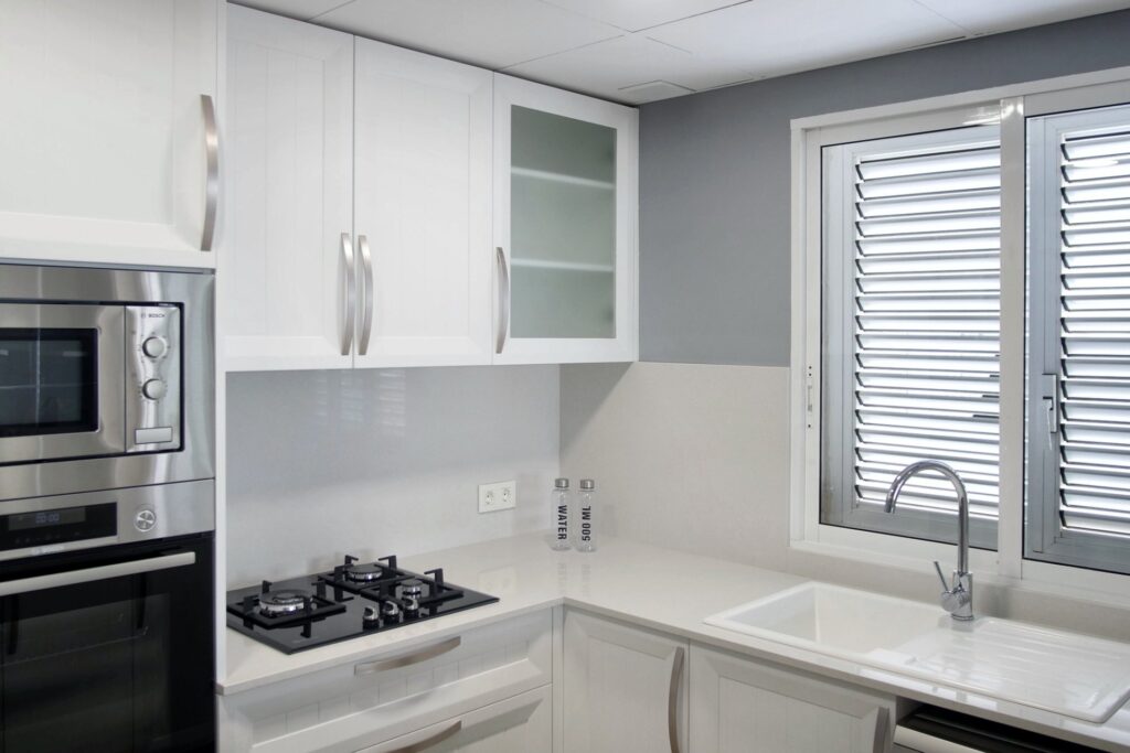 Cocina con fregadero bajo la ventana