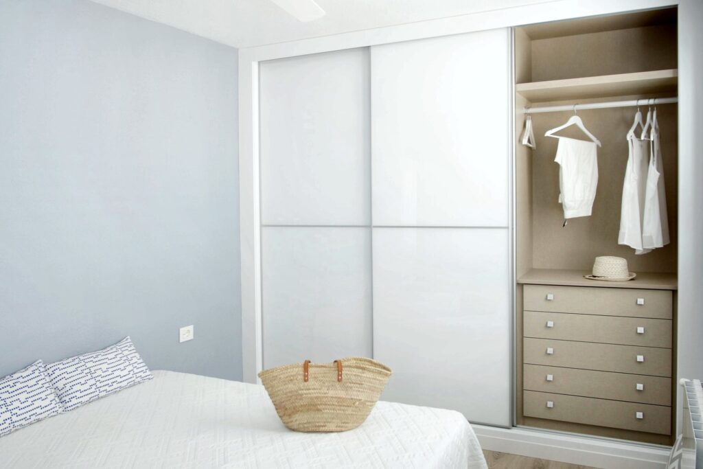 Dormitorio con armario de puertas correderas