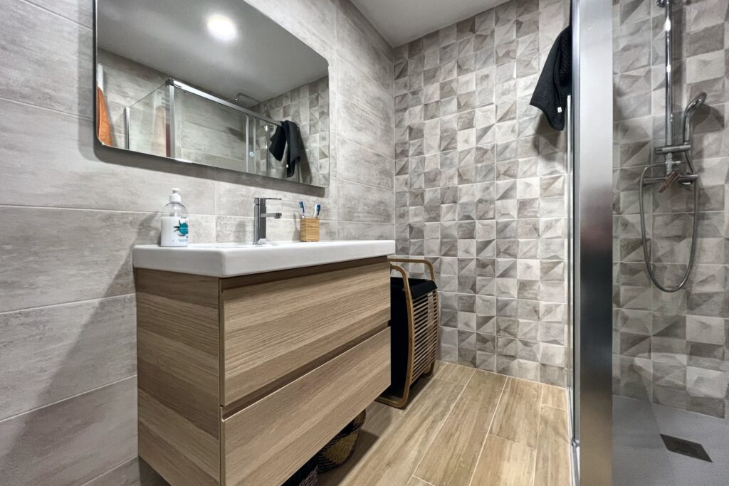 Baño principal con mueble de lavabo en madera