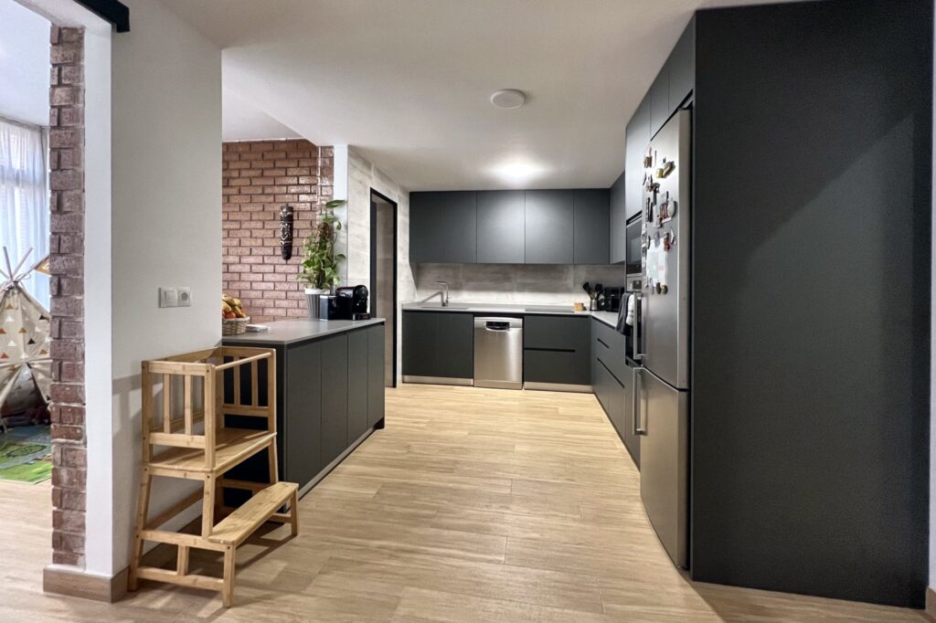 Cocina en grafito con isla de doble cara