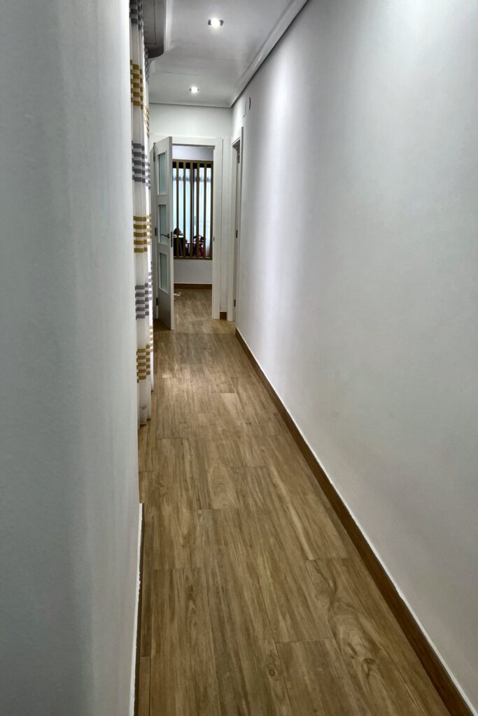 Pasillo con suelo porcelánico efecto madera