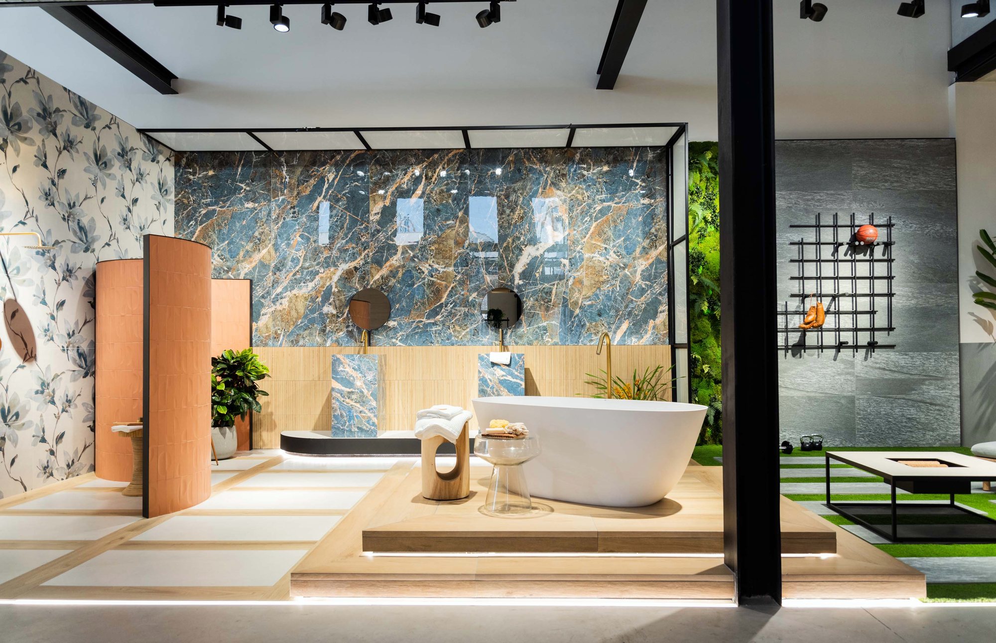 Ambiente de baño con bañera exenta y pared de mármol azul