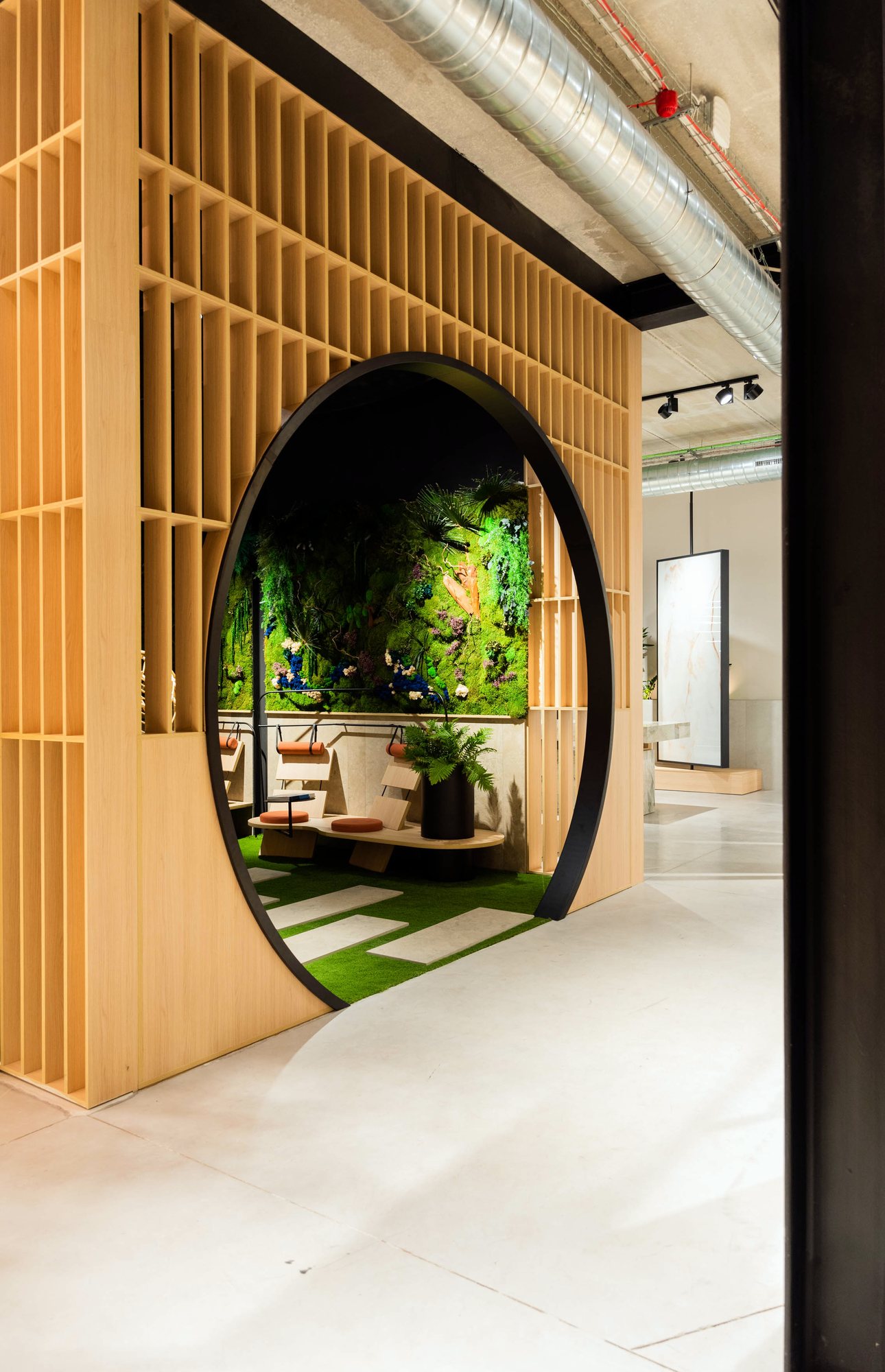 Arco circular en la celosía de madera
