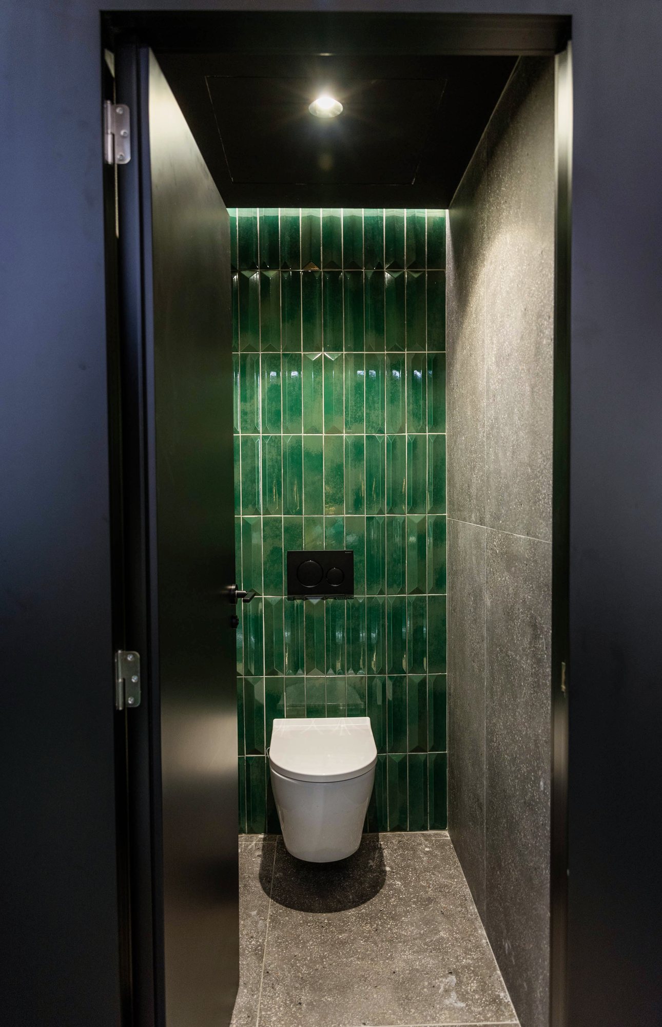 Aseo revestido con azulejo verde