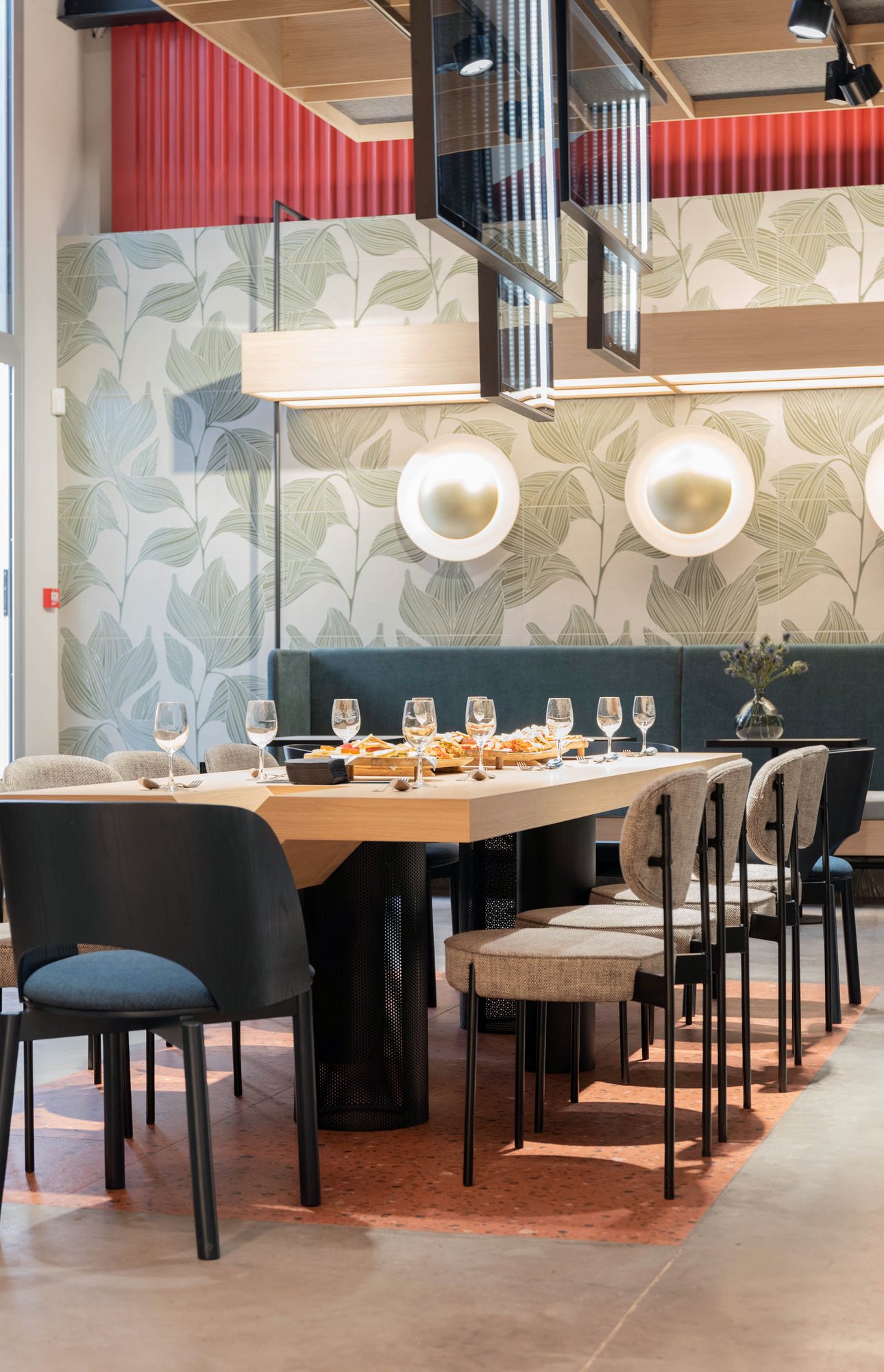 Comedor con revestimiento cerámico y apliques