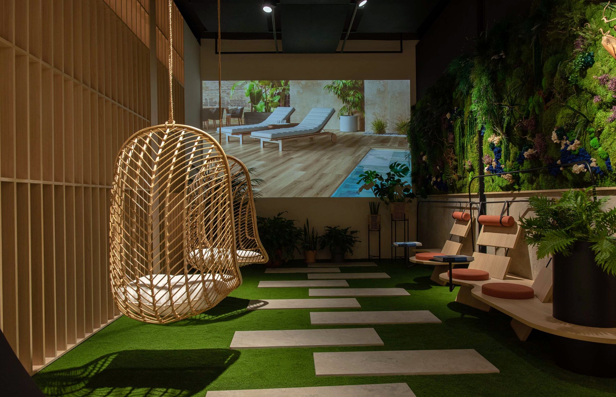 Jardín interior con columpio y proyección