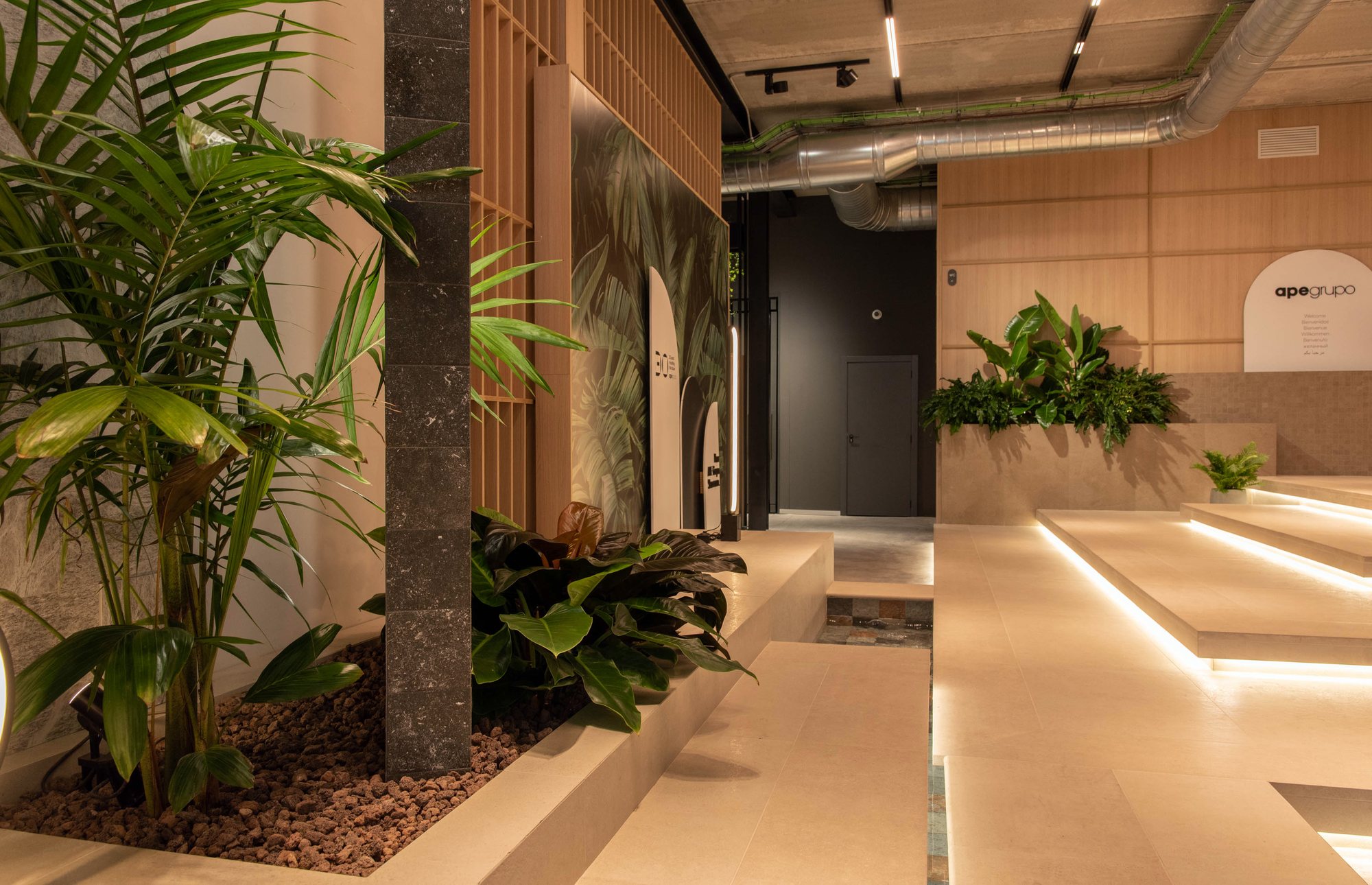 Jardín interior junto a la zona de acceso