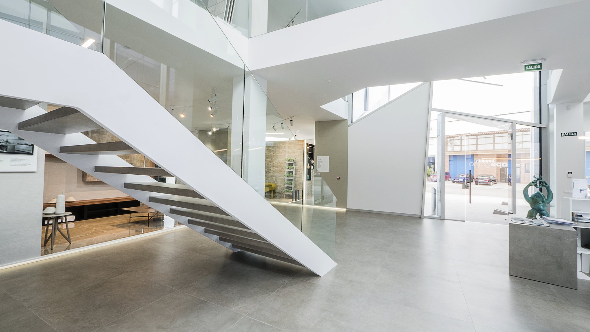 Escalera y ambientes