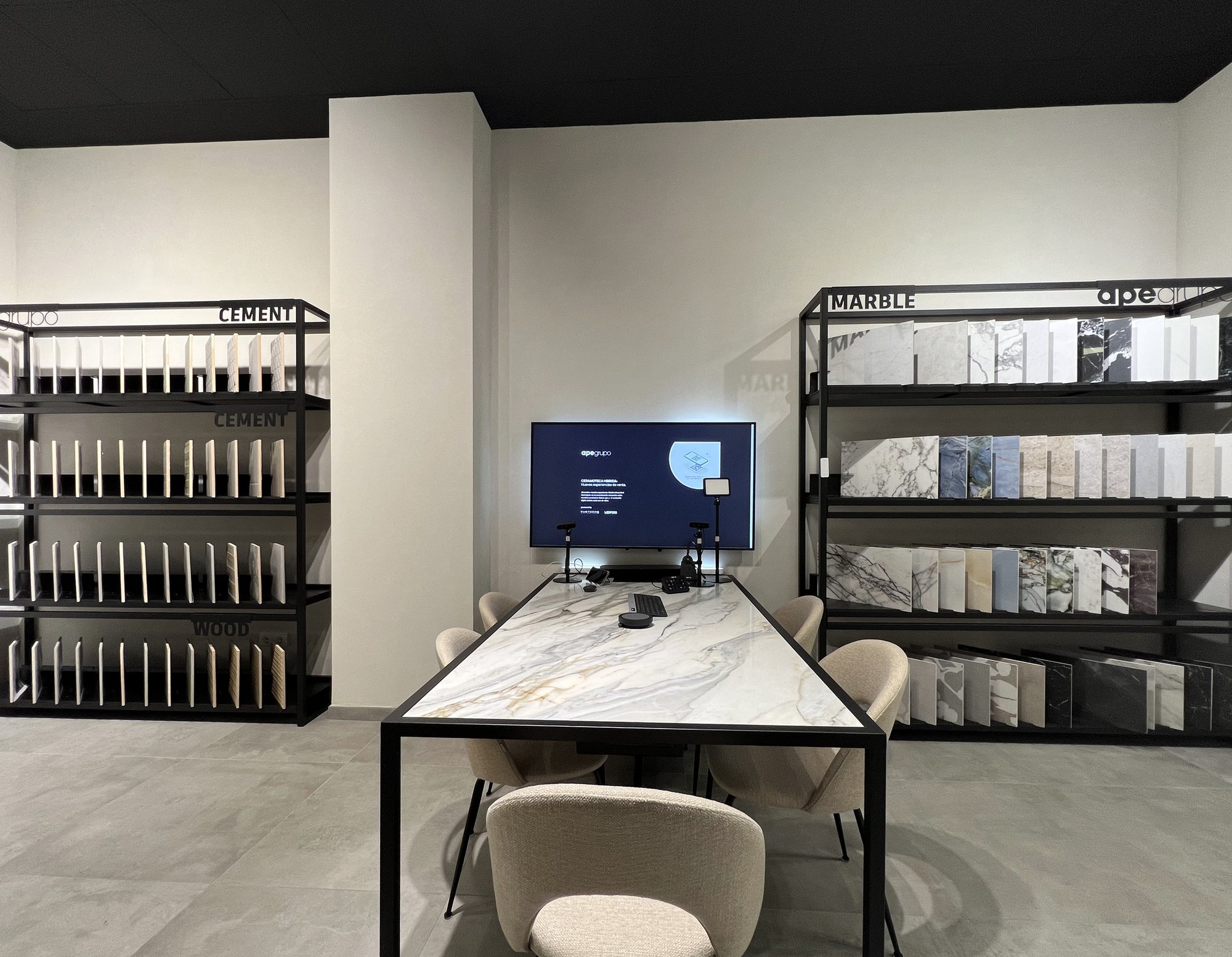 Zona de arquitectos con estanterías metálicas