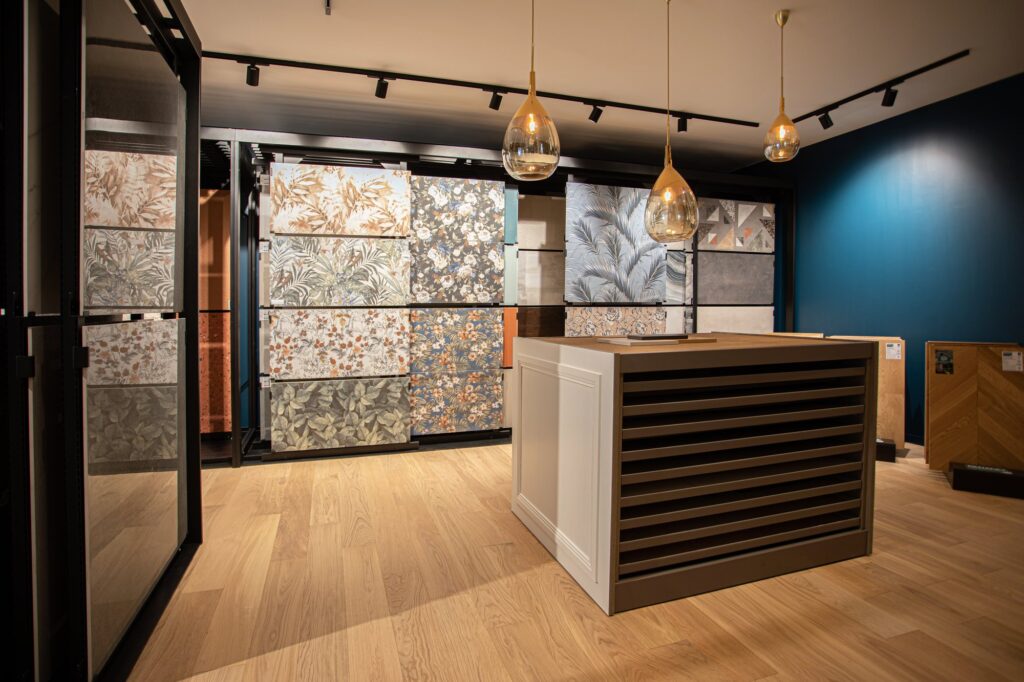 Vista general del showroom de Belloir Carrelage en Fougères