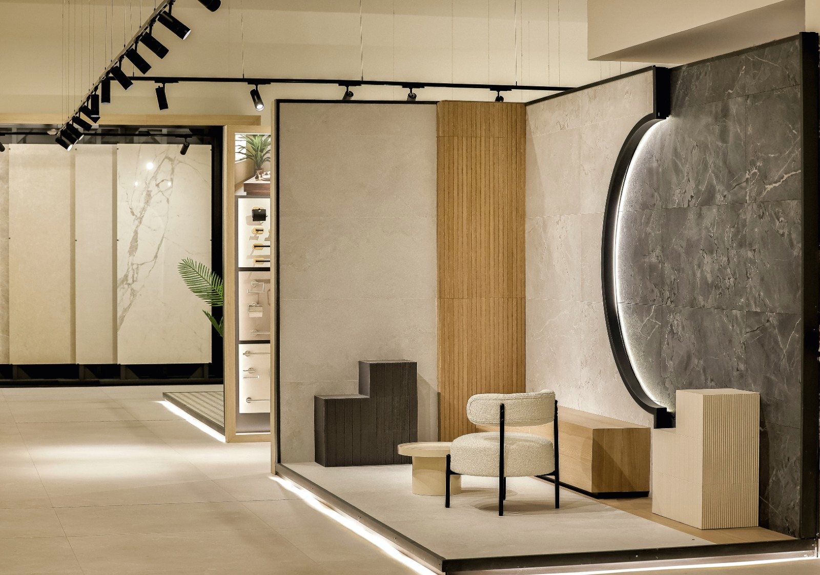 Ambiente de baño con pared de piezas de gran formato