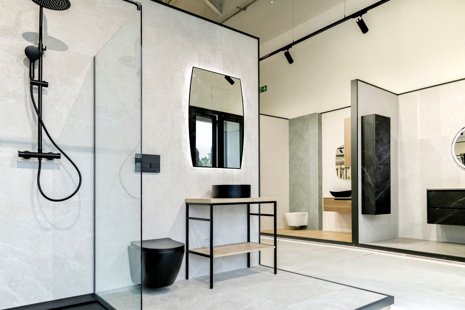Ambiente de baño con espejo y lavabo sobre estructura negra