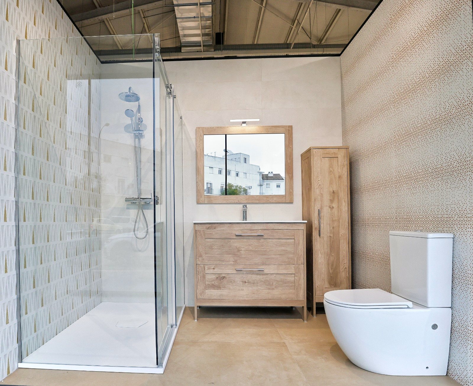 Ambiente de baño con ducha y mueble de madera