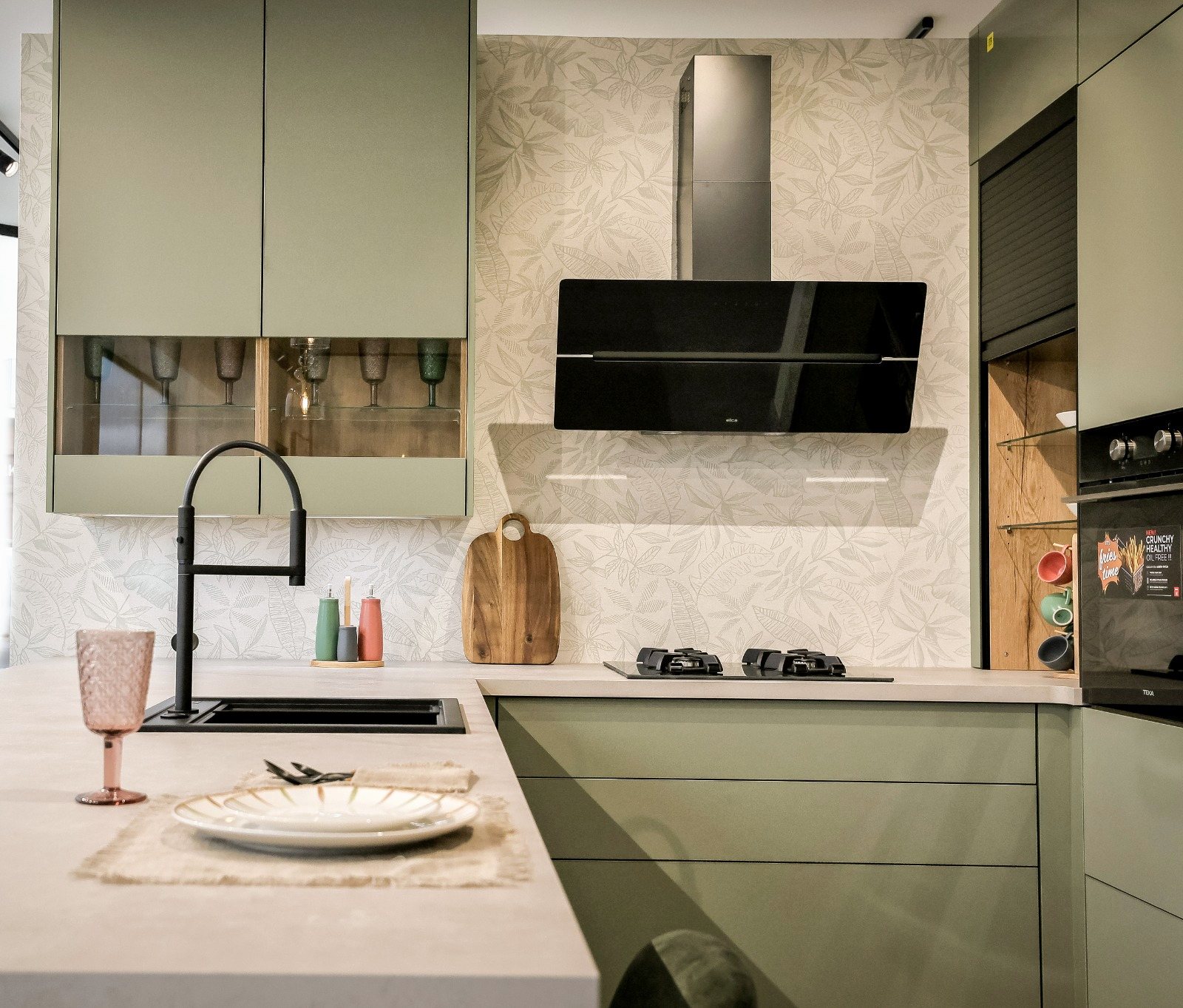 Ambiente de cocina con isla y encimera de madera