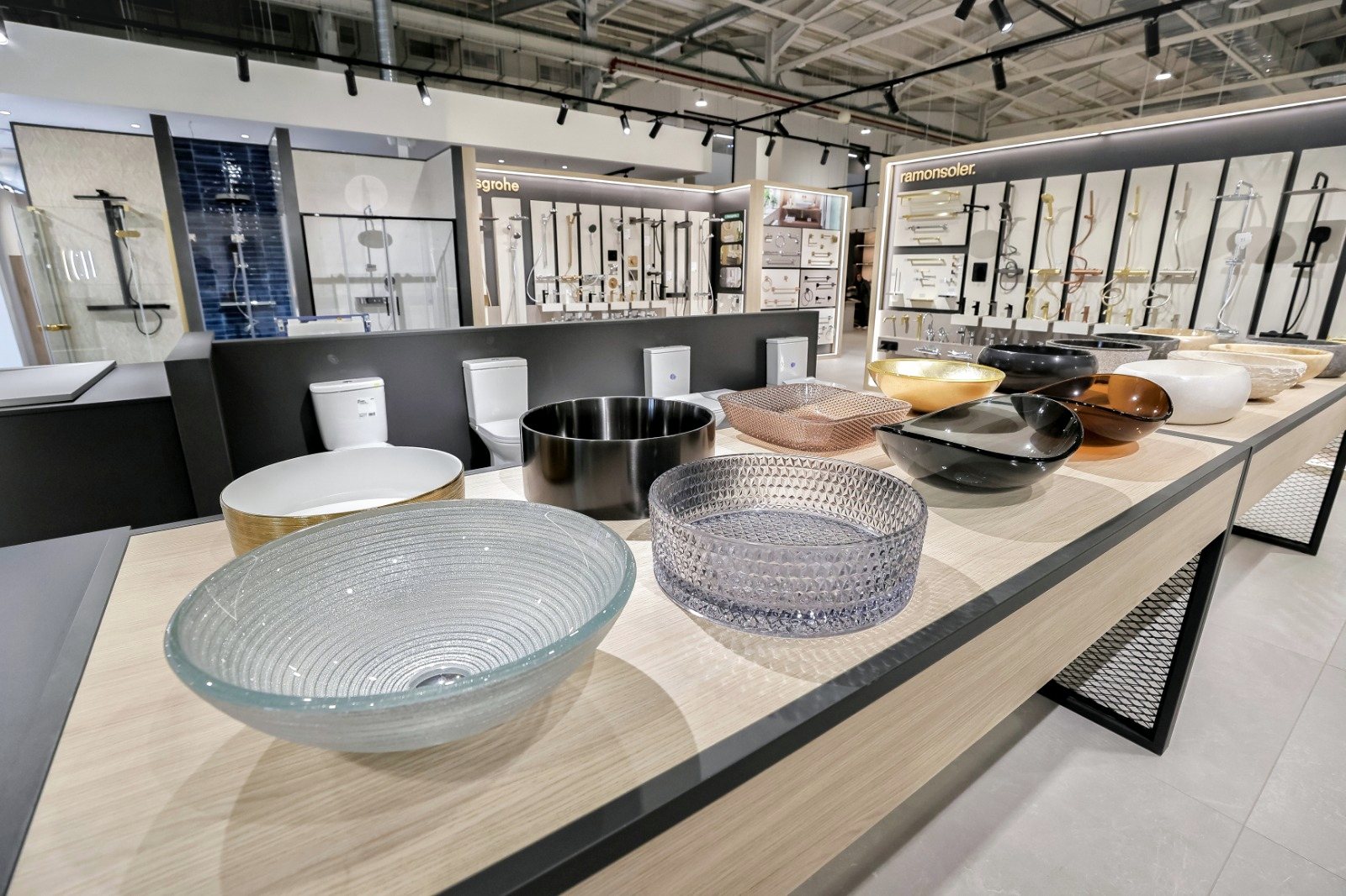 Mesa con lavabos sobre encimera de madera