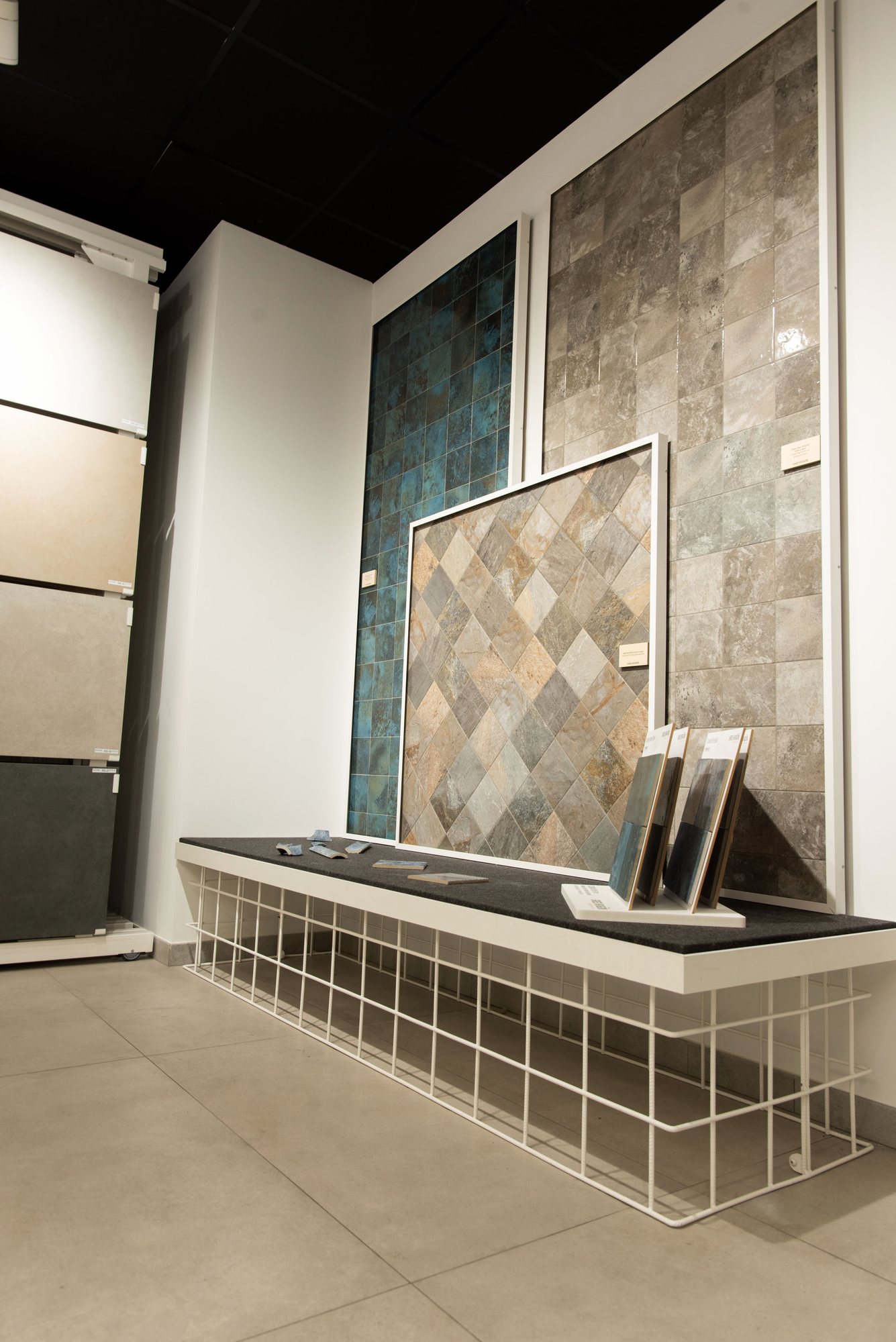 Ambiente con mosaico y banco de obra